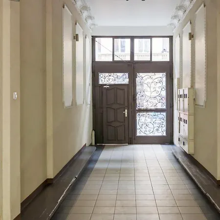 Deluxe Old Town By Renters